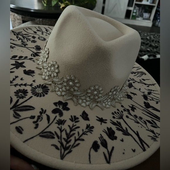 Custom drawn hat - Picture 2 of 2